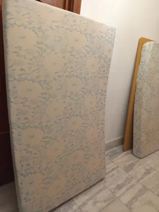Somier metálico con muelles 2 colchones de espuma.