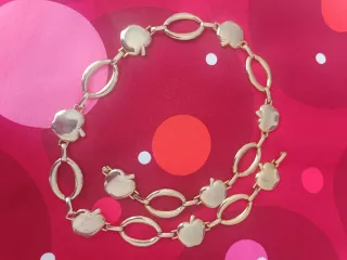 Cinturón vintage dorado con manzanas