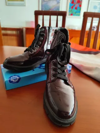 Botas estilo Martens granate talla 40