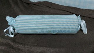 Lote de cuna, colchon y 17 piezas de ropa de cuna