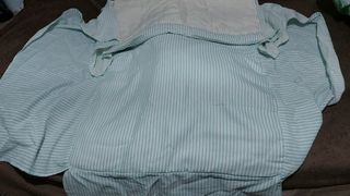 Lote de cuna, colchon y 17 piezas de ropa de cuna