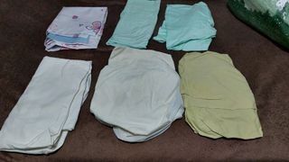 Lote de cuna, colchon y 17 piezas de ropa de cuna