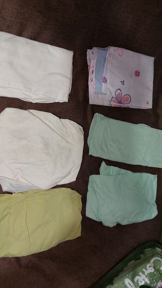 Lote de cuna, colchon y 17 piezas de ropa de cuna