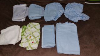 Lote de cuna, colchon y 17 piezas de ropa de cuna