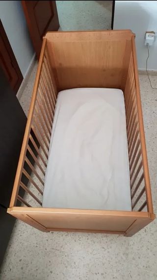 Lote de cuna, colchon y 17 piezas de ropa de cuna