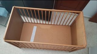 Lote de cuna, colchon y 17 piezas de ropa de cuna