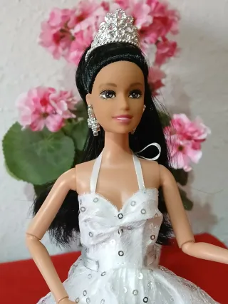 Bambola tipo Barbie scura con 2 abiti