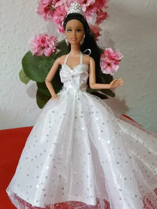 Bambola tipo Barbie scura con 2 abiti