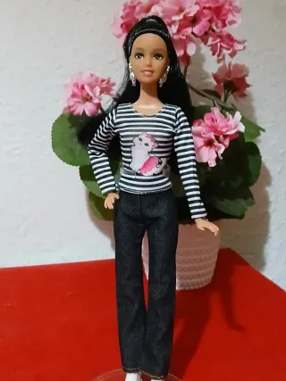 Bambola tipo Barbie scura con 2 abiti