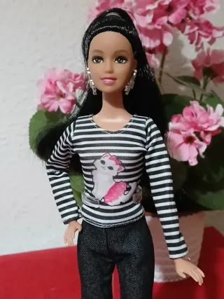 Bambola tipo Barbie scura con 2 abiti