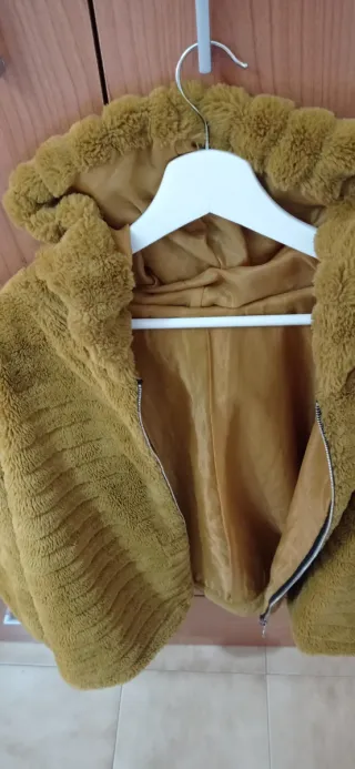 Chaqueta pelo capucha efecto piel  dorado