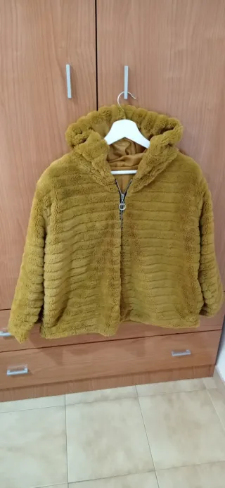 Chaqueta pelo capucha efecto piel  dorado