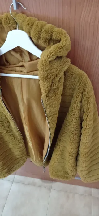 Chaqueta pelo capucha efecto piel  dorado