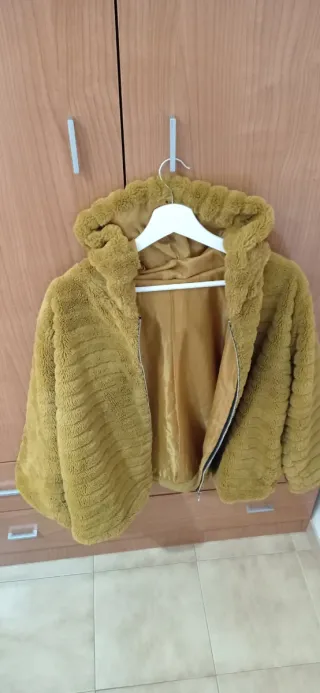 Chaqueta pelo capucha efecto piel  dorado