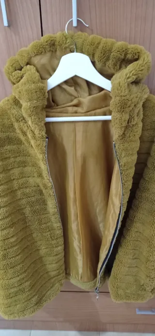 Chaqueta pelo capucha efecto piel  dorado