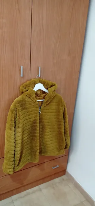 Chaqueta pelo capucha efecto piel  dorado