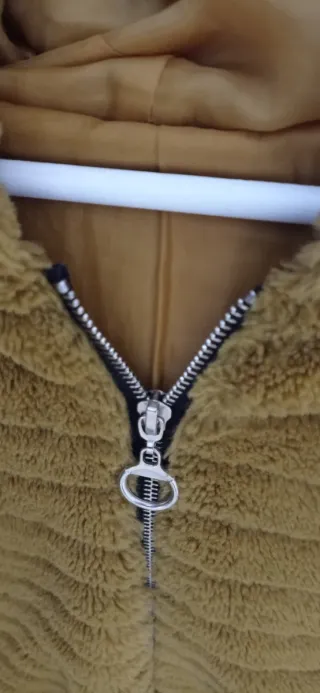 Chaqueta pelo capucha efecto piel  dorado