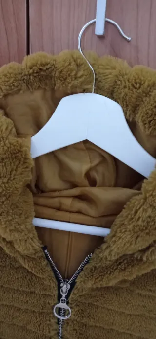 Chaqueta pelo capucha efecto piel  dorado