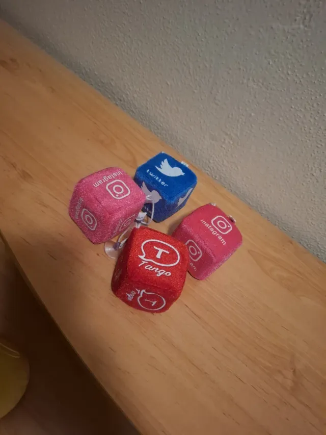 Dados de peluche redes sociales