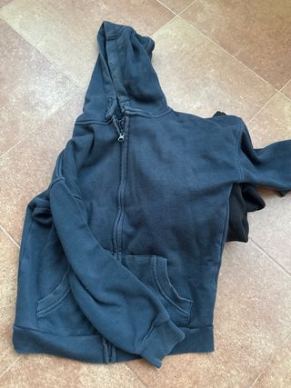 2Sudaderas básicas Primark cremallera azul y negra