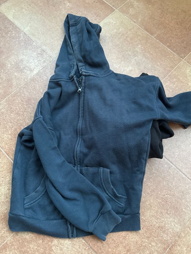 2Sudaderas básicas Primark cremallera azul y negra
