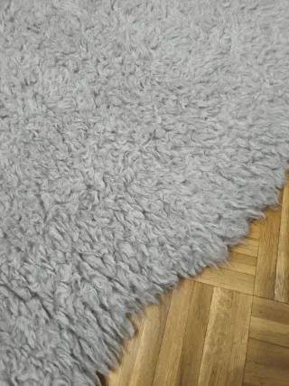 Tappeto grigio pelo morbido