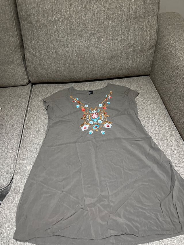 Vestido verde oliva con bordado floral