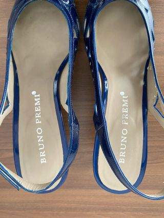 Zapatos de charol azul de Bruno Premi