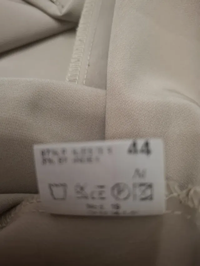 Vestido beige manga tres cuartos