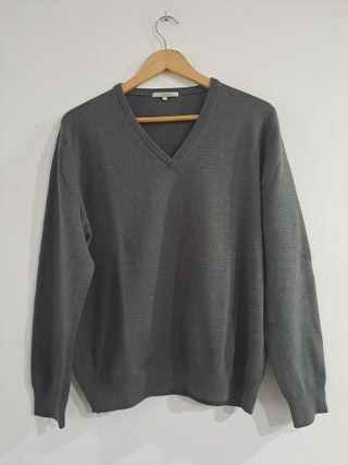 Jersey Pulligan gris con cuello en pico