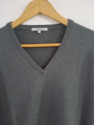 Jersey Pulligan gris con cuello en pico