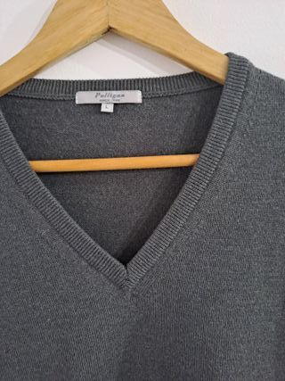 Jersey Pulligan gris con cuello en pico