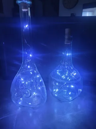 Antiche bottiglie in vetro soffiato con luci