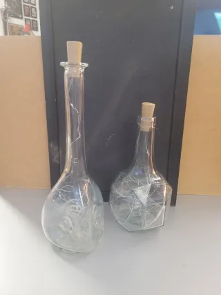 Antiche bottiglie in vetro soffiato con luci