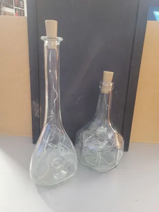 Antiche bottiglie in vetro soffiato con luci