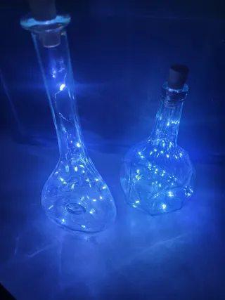 Antiche bottiglie in vetro soffiato con luci