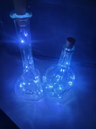 Antiche bottiglie in vetro soffiato con luci