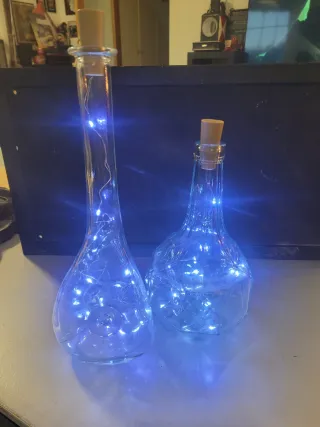 Antiche bottiglie in vetro soffiato con luci