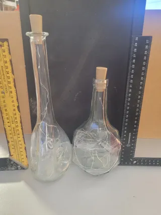 Antiche bottiglie in vetro soffiato con luci