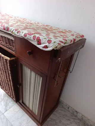 Mueble Plancha Madera con Cestas Mimbre