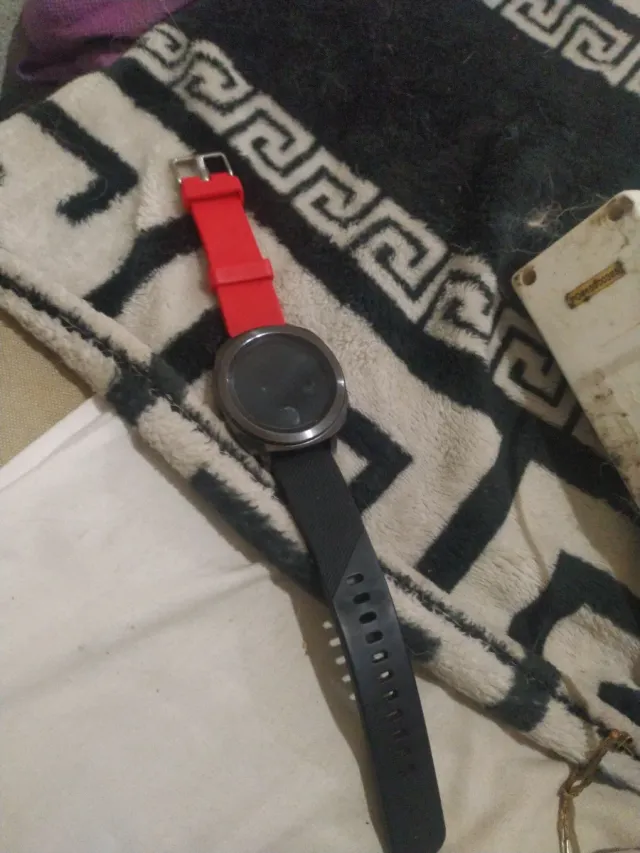 Reloj Inteligente Negro y Rojo sin cargador