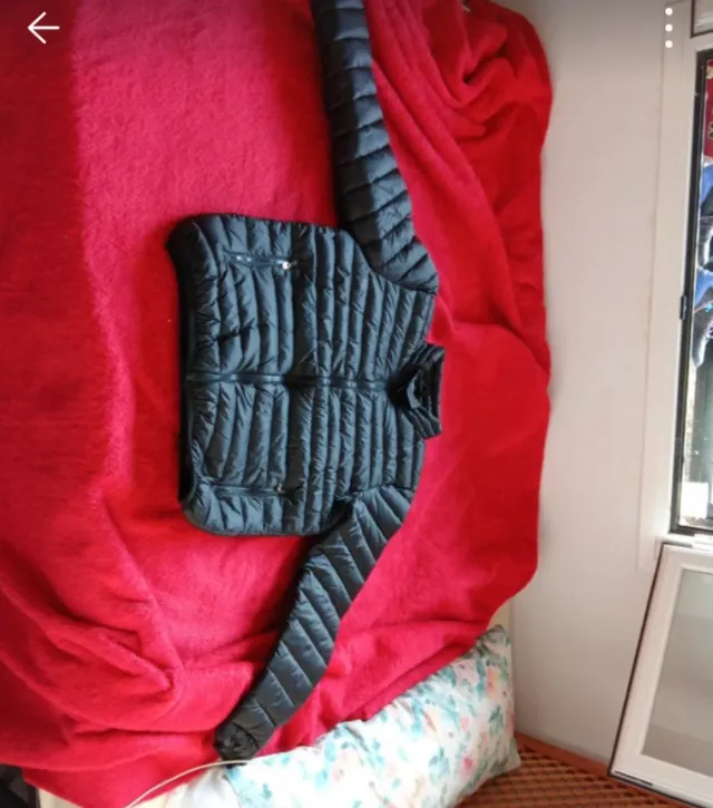 Abrigo negro acolchado