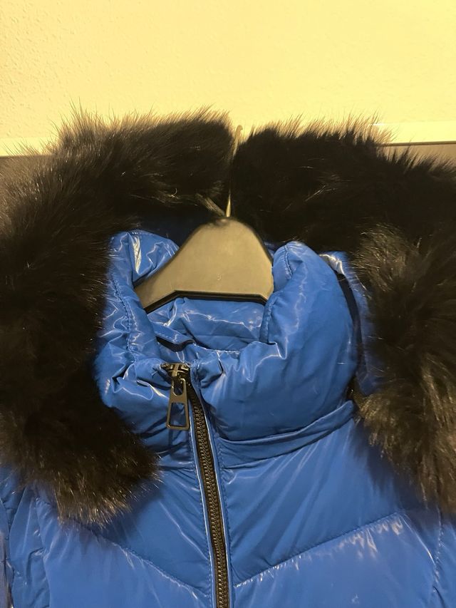 Plumas largo azul con capucha y pelo