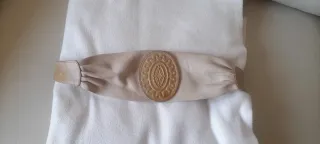 Cinturón de piel beige con detalle ovalado