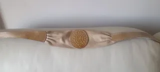 Cinturón de piel beige con detalle ovalado