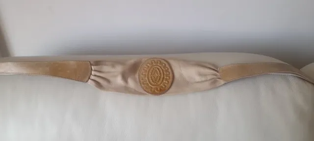 Cinturón de piel beige con detalle ovalado