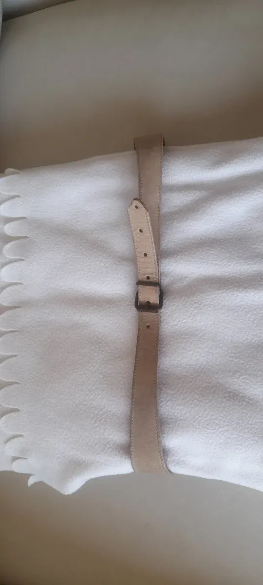 Cinturón de piel beige con detalle ovalado