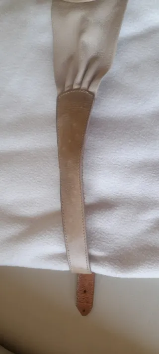 Cinturón de piel beige con detalle ovalado