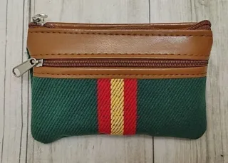 OFERTA. MONEDERO VERDE LONA / POLIPIEL CON BANDERA