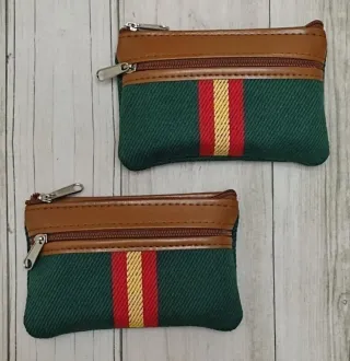 OFERTA. MONEDERO VERDE LONA / POLIPIEL CON BANDERA